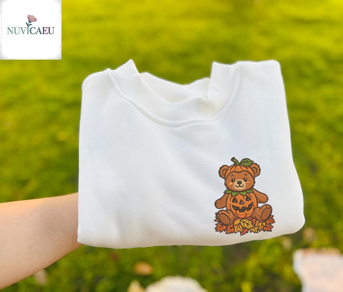 Embroidery Pumpkin Bear Shirt, Cute Fall Halloween T-Shirt & Sweatshirt, Autumn Embroidered Gift For Kids Adults, Lover Shirt Embroidery Pumpkin Bear Shirt, Cute Fall Halloween T-Shirt & Sweatshirt, Autumn Embroidered Gift For Kids Adults, Lover Shirt von NuvicaEU