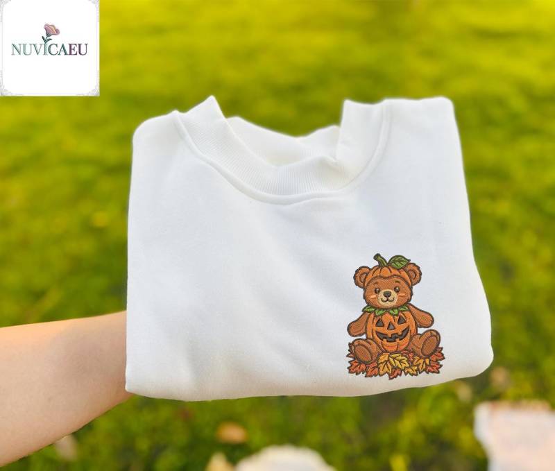 Embroidery Pumpkin Bear Shirt, Cute Fall Halloween T-Shirt & Sweatshirt, Autumn Embroidered Gift For Kids Adults, Lover Shirt Embroidery Pumpkin Bear Shirt, Cute Fall Halloween T-Shirt & Sweatshirt, Autumn Embroidered Gift For Kids Adults, Lover Shirt von NuvicaEU