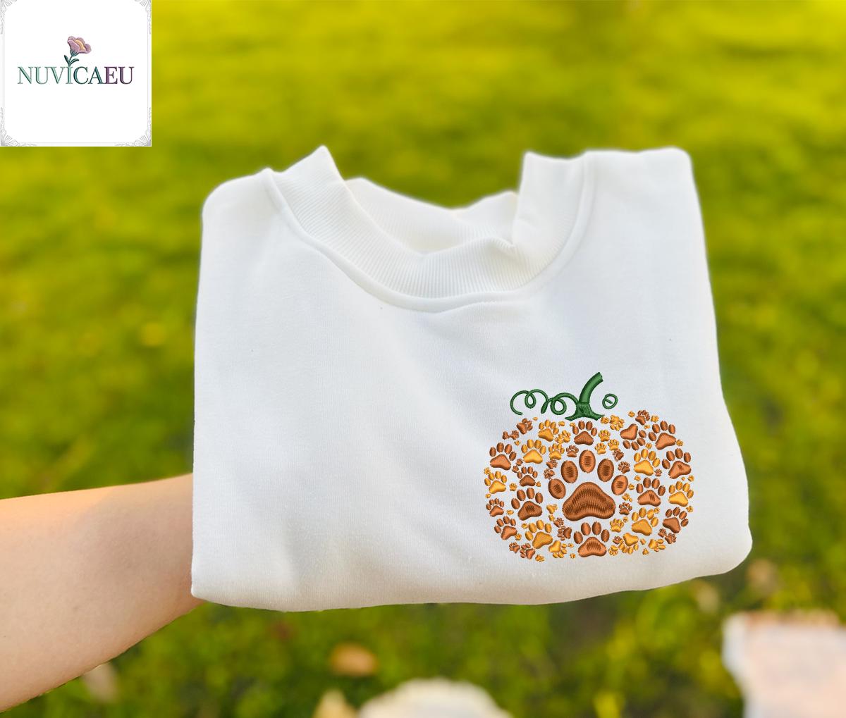 Embroidery Pumpkin Paw Shirt With Fall Leaves Design, Pet Lover Autumn T-Shirt, Cute Animal Print Sweatshirt For Dog & Cat Owners Embroidery Pumpkin Paw Shirt With Fall Leaves Design, Pet Lover Autumn T-Shirt, Cute Animal Print Sweatshirt For Dog & Cat Owners von NuvicaEU