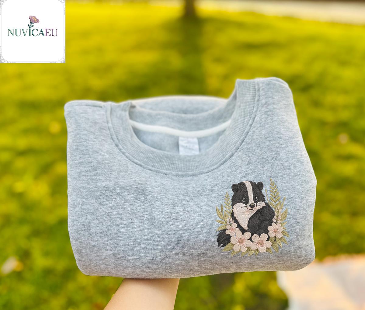 Embroidery Skunk Shirt, Cute Floral Embroidered T-Shirt Sweatshirt, Animal Lovers Gift, Chest & Sleeve Embroidery, Unisex Fit Embroidery Skunk Shirt, Cute Floral Embroidered T-Shirt Sweatshirt, Animal Lovers Gift, Chest & Sleeve Embroidery, Unisex Fit von NuvicaEU