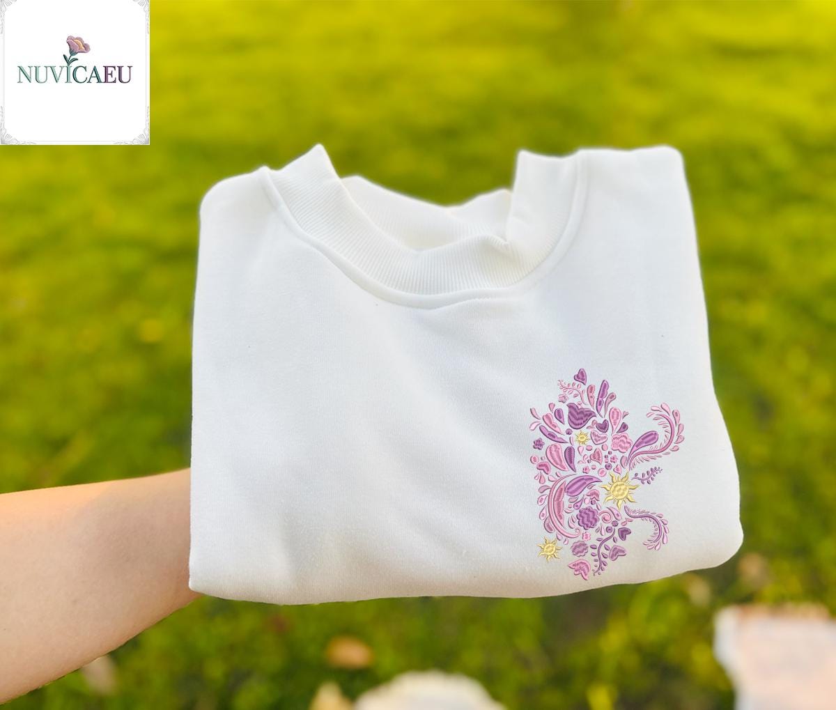 Floral Sunburst Embroidery Shirt, Whimsical Pink Flowers & Yellow Sun Design Artistic Embroidered T-Shirt Sweatshirt Floral Sunburst Embroidery Shirt, Whimsical Pink Flowers & Yellow Sun Design Artistic Embroidered T-Shirt Sweatshirt von NuvicaEU