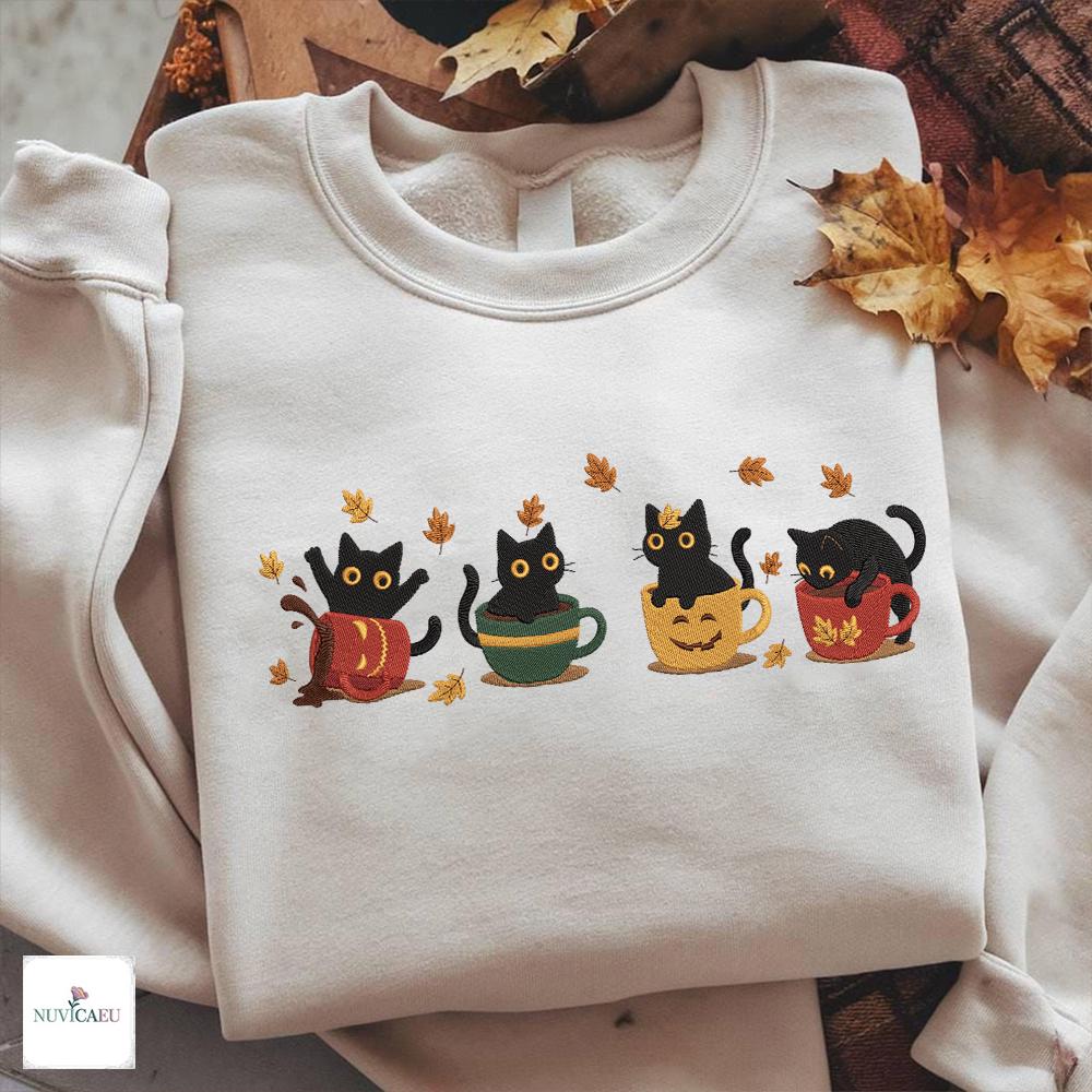Gestickte Schwarze Katze Tasse Shirt, Herbst T-Shirt, Halloween Sweatshirt, Kürbis Pullover Unisex, Katzen Stickerei Oberteil Geschenk Gestickte Schwarze Katze Tasse Shirt, Herbst T-Shirt, Halloween Sweatshirt, Kürbis Pullover Unisex, Katzen Stickerei Oberteil Geschenk von NuvicaEU