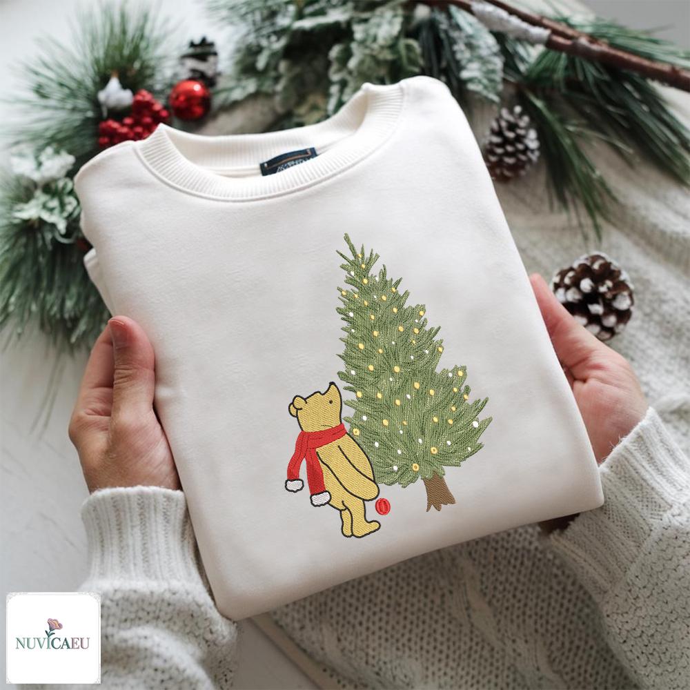 Gestickter Bär Mit Weihnachtsbaum Shirt, Winter T-Shirt, Unisex Sweatshirt, Weihnachts Stickerei Pullover, Festliche Kleidung Geschenk Gestickter Bär Mit Weihnachtsbaum Shirt, Winter T-Shirt, Unisex Sweatshirt, Weihnachts Stickerei Pullover, Festliche Kleidung Geschenk von NuvicaEU