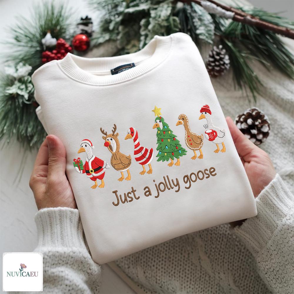 Gesticktes „Just A Jolly Goose" Sweatshirt, Lustiger Weihnachtsgänse Pullover, Christmas Stickerei Shirt, Tiermotiv Geschenk Gesticktes „Just A Jolly Goose" Sweatshirt, Lustiger Weihnachtsgänse Pullover, Christmas Stickerei Shirt, Tiermotiv Geschenk von NuvicaEU