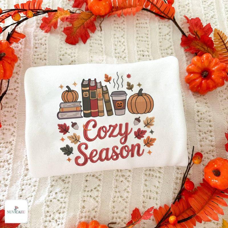 Gesticktes Cozy Season Shirt, Herbst Bücher Sweatshirt, Kürbis T-Shirt, Autumn Coffee Pullover, Gemütliche Herbstmode, Geschenkidee Gesticktes Cozy Season Shirt, Herbst Bücher Sweatshirt, Kürbis T-Shirt, Autumn Coffee Pullover, Gemütliche Herbstmode, Geschenkidee von NuvicaEU