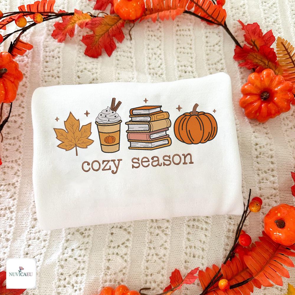 Gesticktes Cozy Season Sweatshirt & T-Shirt Unisex S-5xl, Herbst Pullover Baumwolle Polyester, Kürbis Kaffee Bücher Motiv Gesticktes Cozy Season Sweatshirt & T-Shirt Unisex S-5xl, Herbst Pullover Baumwolle Polyester, Kürbis Kaffee Bücher Motiv von NuvicaEU