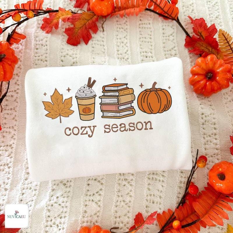 Gesticktes Cozy Season Sweatshirt & T-Shirt Unisex S-5xl, Herbst Pullover Baumwolle Polyester, Kürbis Kaffee Bücher Motiv Gesticktes Cozy Season Sweatshirt & T-Shirt Unisex S-5xl, Herbst Pullover Baumwolle Polyester, Kürbis Kaffee Bücher Motiv von NuvicaEU