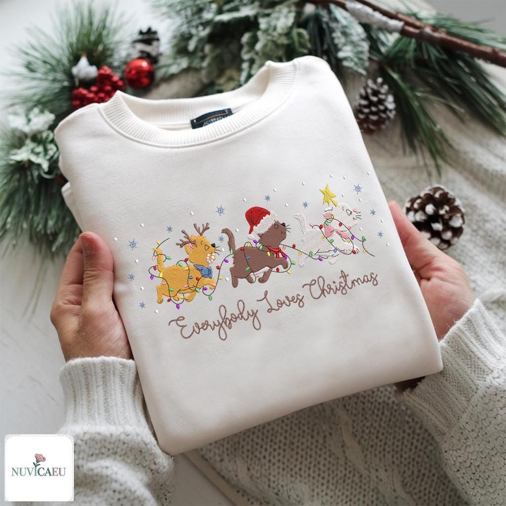 Gesticktes Everybody Loves Christmas Sweatshirt, Lustiges Katzen Stickerei T-Shirt, Weihnachts Pullover, Festliche Wintermode Geschenkidee Gesticktes Everybody Loves Christmas Sweatshirt, Lustiges Katzen Stickerei T-Shirt, Weihnachts Pullover, Festliche Wintermode Geschenkidee von NuvicaEU