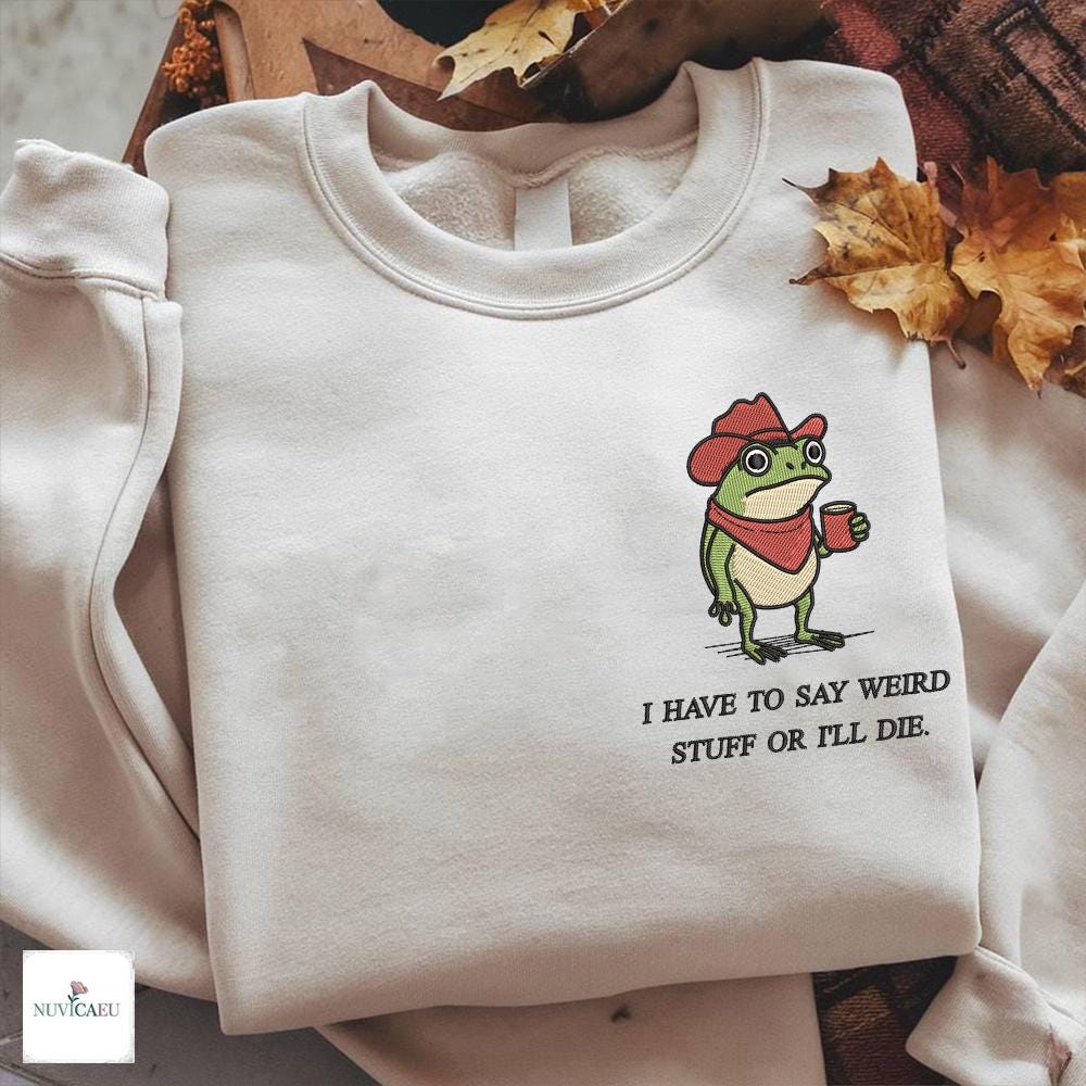 Gesticktes Frosch Cowboy Sweatshirt, Lustiger Spruch Pullover, I Have To Say Weird Stuff Shirt, Humor Geschenk, Stickerei T-Shirt von NuvicaEU