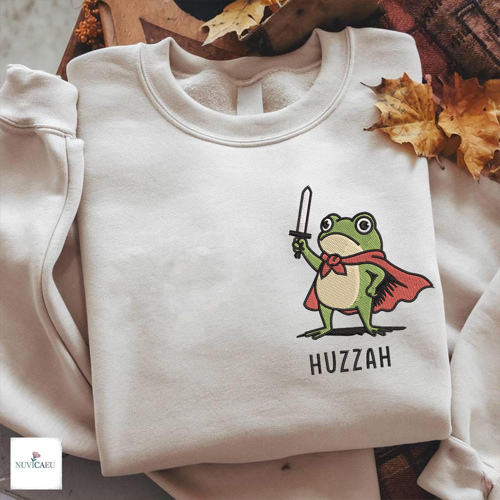 Gesticktes Frosch Ritter Sweatshirt, Huzzah Stickerei Pullover, Lustiges Shirt, Mittelalter Fantasy Geschenk Unisex Gesticktes Frosch Ritter Sweatshirt, Huzzah Stickerei Pullover, Lustiges Shirt, Mittelalter Fantasy Geschenk Unisex von NuvicaEU