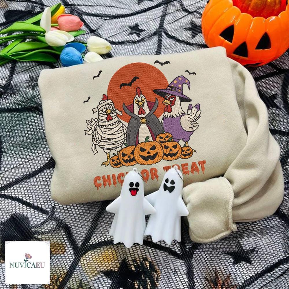 Gesticktes Halloween Chick Or Treat Huhn Sweatshirt & T-Shirt Unisex S-5xl, Bestickte Hühner Kürbis Hexe Mumie Kleidung Baumwolle Polyester Gesticktes Halloween Chick Or Treat Huhn Sweatshirt & T-Shirt Unisex S-5xl, Bestickte Hühner Kürbis Hexe Mumie Kleidung Baumwolle Polyester von NuvicaEU