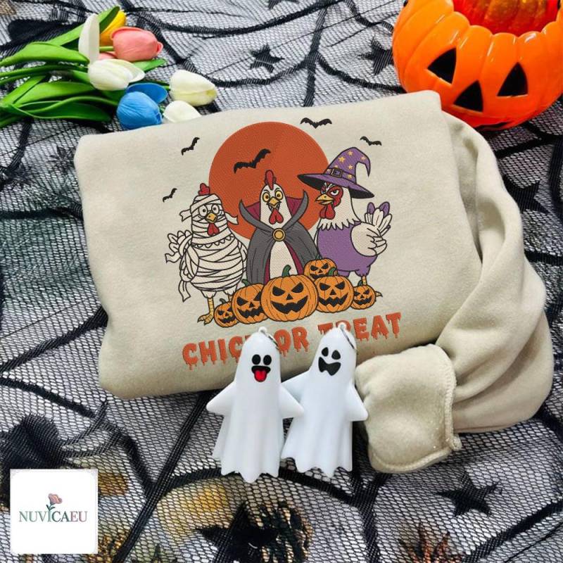 Gesticktes Halloween Chick Or Treat Huhn Sweatshirt & T-Shirt Unisex S-5xl, Bestickte Hühner Kürbis Hexe Mumie Kleidung Baumwolle Polyester Gesticktes Halloween Chick Or Treat Huhn Sweatshirt & T-Shirt Unisex S-5xl, Bestickte Hühner Kürbis Hexe Mumie Kleidung Baumwolle Polyester von NuvicaEU