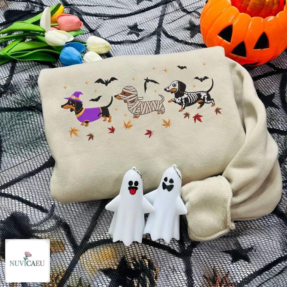 Gesticktes Halloween Dackel Hexe Mumie Skelett Sweatshirt & T-Shirt Unisex S-5xl, Bestickte Hunde Kleidung Baumwolle Polyester Herbst Gesticktes Halloween Dackel Hexe Mumie Skelett Sweatshirt & T-Shirt Unisex S-5xl, Bestickte Hunde Kleidung Baumwolle Polyester Herbst von NuvicaEU
