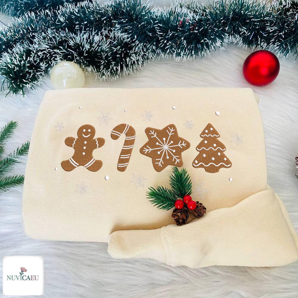 Gesticktes Lebkuchen Weihnachten Sweatshirt & T-Shirt Unisex S-5xl, Gingerbread Zuckerstange Schneeflocke Stickerei Baumwolle Polyester Gesticktes Lebkuchen Weihnachten Sweatshirt & T-Shirt Unisex S-5xl, Gingerbread Zuckerstange Schneeflocke Stickerei Baumwolle Polyester von NuvicaEU