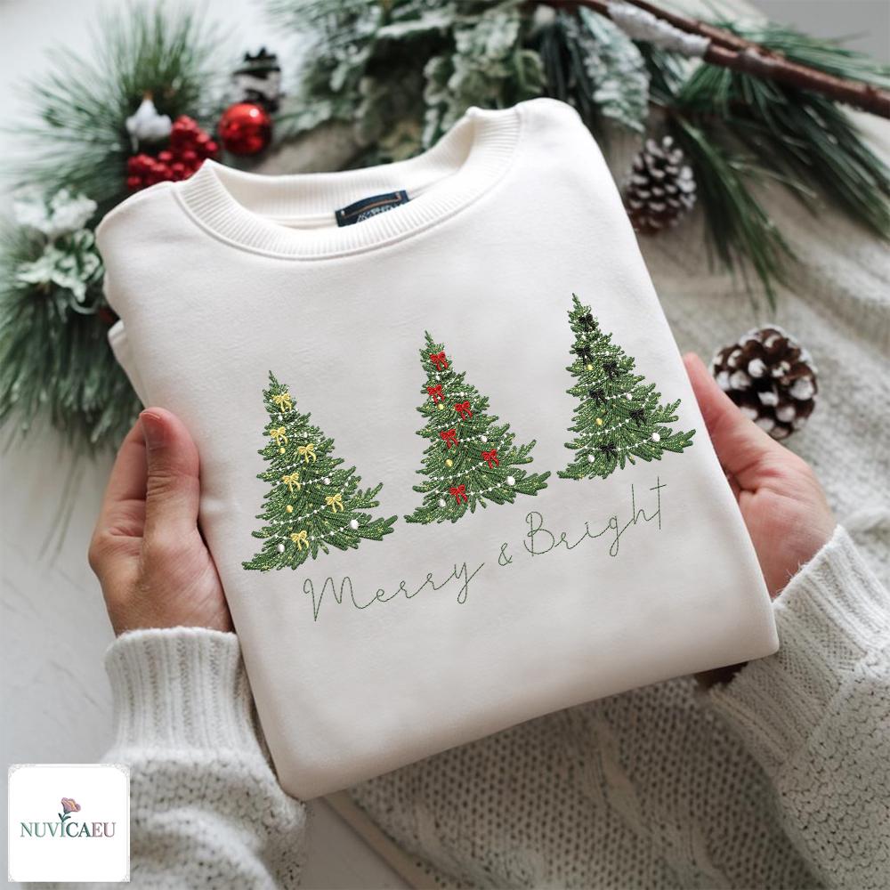 Gesticktes Merry & Bright Shirt, Weihnachtsbaum T-Shirt, Xmas Sweatshirt, Stickerei Oberteil, Festliche Winter Kleidung Geschenk Gesticktes Merry & Bright Shirt, Weihnachtsbaum T-Shirt, Xmas Sweatshirt, Stickerei Oberteil, Festliche Winter Kleidung Geschenk von NuvicaEU