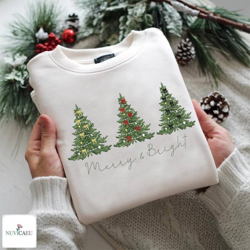Gesticktes Merry & Bright Shirt, Weihnachtsbaum T-Shirt, Xmas Sweatshirt, Stickerei Oberteil, Festliche Winter Kleidung Geschenk Gesticktes Merry & Bright Shirt, Weihnachtsbaum T-Shirt, Xmas Sweatshirt, Stickerei Oberteil, Festliche Winter Kleidung Geschenk von NuvicaEU