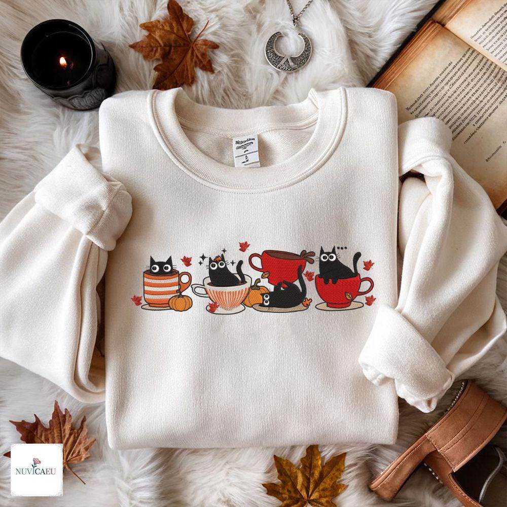 Gesticktes Schwarze Katze Tassen Shirt, Herbst Katzen Sweatshirt, Cozy Cat T-Shirt, Halloween Geschenk, Herbstmode, Tierliebhaber Pulli Gesticktes Schwarze Katze Tassen Shirt, Herbst Katzen Sweatshirt, Cozy Cat T-Shirt, Halloween Geschenk, Herbstmode, Tierliebhaber Pulli von NuvicaEU