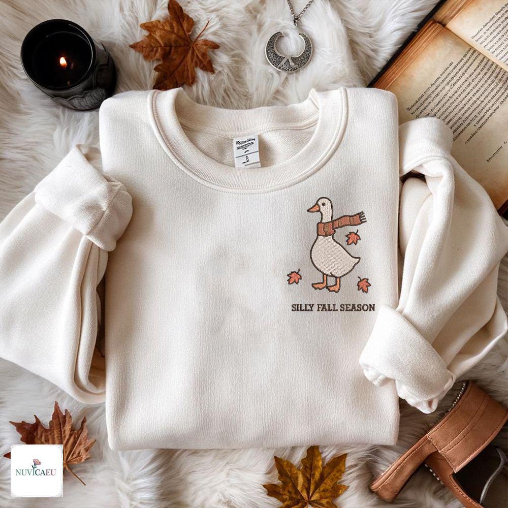 Gesticktes Silly Fall Season Shirt, Lustige Gans Herbst Sweatshirt, Funny Goose T-Shirt, Cozy Autumn Pullover, Tierliebhaber Geschenkidee Gesticktes Silly Fall Season Shirt, Lustige Gans Herbst Sweatshirt, Funny Goose T-Shirt, Cozy Autumn Pullover, Tierliebhaber Geschenkidee von NuvicaEU