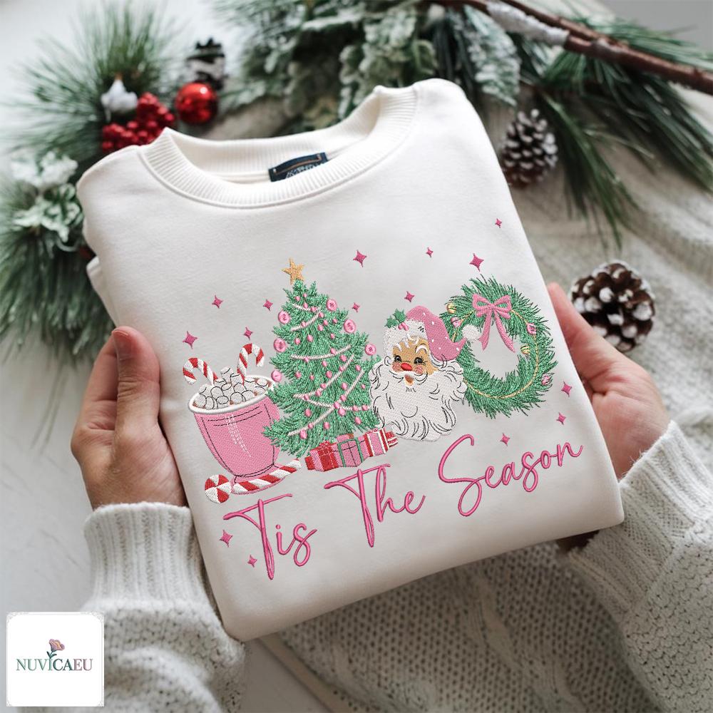 Gesticktes Tis The Season Sweatshirt, Weihnachts Stickerei Pullover, Lustiges Santa Claus T-Shirt, Festliche Wintermode Geschenkidee von NuvicaEU