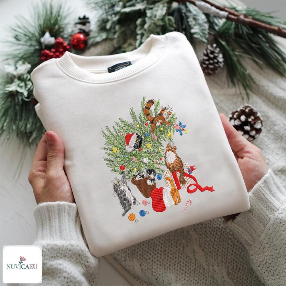 Gesticktes Weihnachts Katzen Chaos Sweatshirt, Lustiger Katze Pullover, Stickerei T-Shirt, Christmas Tree Cat Design, Festliche Wintermode von NuvicaEU