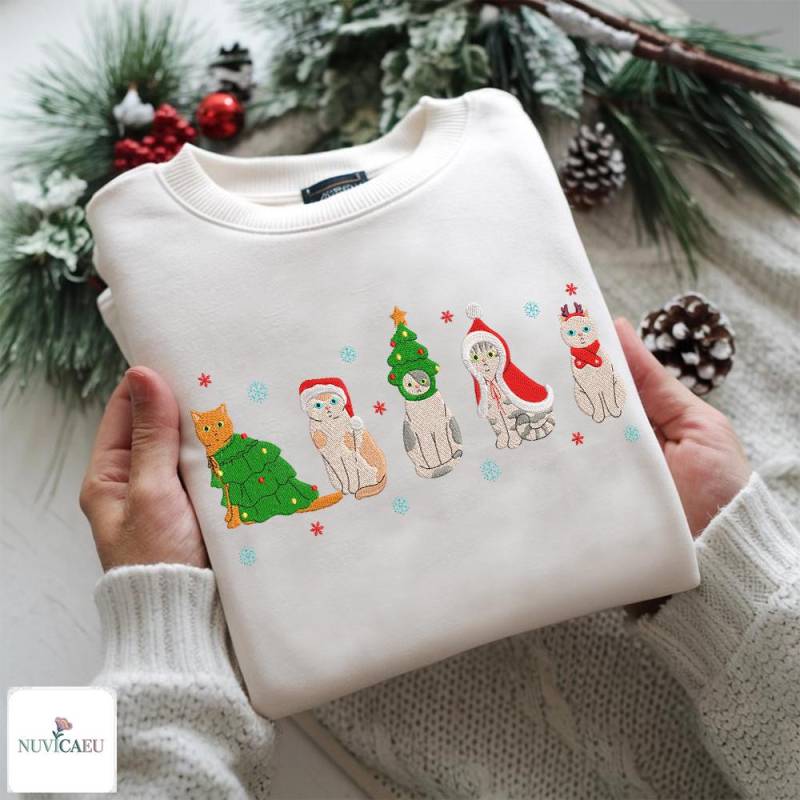 Gesticktes Weihnachts Katzen Sweatshirt, Lustiger Katzenbaum Stickerei Pullover, Unisex Weihnachten Shirt Geschenk Idee Winter Outfit von NuvicaEU
