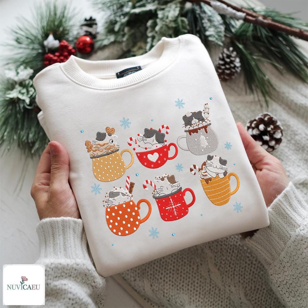 Gesticktes Weihnachts Katzen Tassen Sweatshirt, Lustiges Winter Stickerei Shirt, Heißgetränk Pullover Geschenk Idee Unisex von NuvicaEU