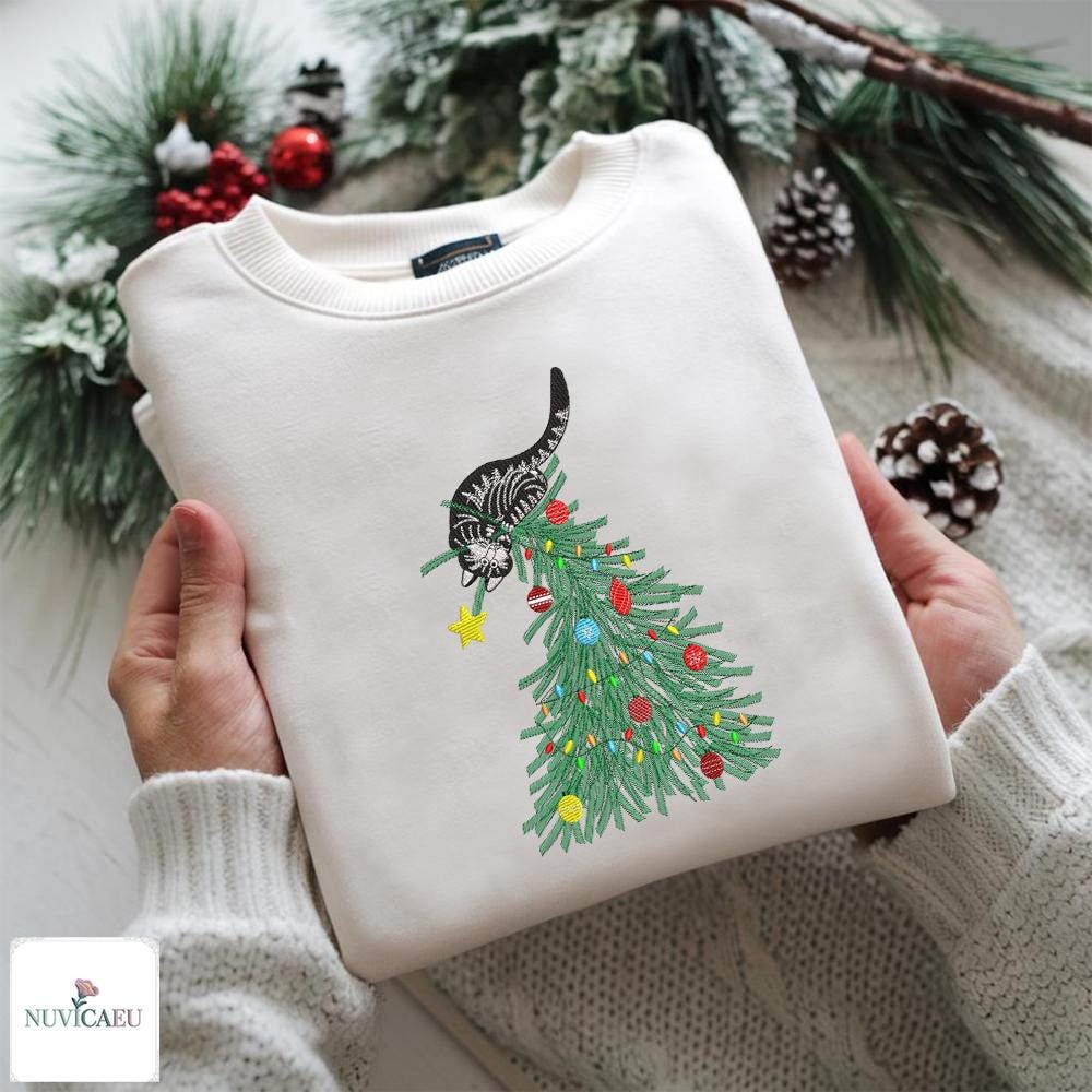 Gesticktes Weihnachts Katzenbaum Sweatshirt, Lustige Katze Pullover, Stickerei T-Shirt, Christmas Tree Cat Design, Festliche Wintermode Gesticktes Weihnachts Katzenbaum Sweatshirt, Lustige Katze Pullover, Stickerei T-Shirt, Christmas Tree Cat Design, Festliche Wintermode von NuvicaEU