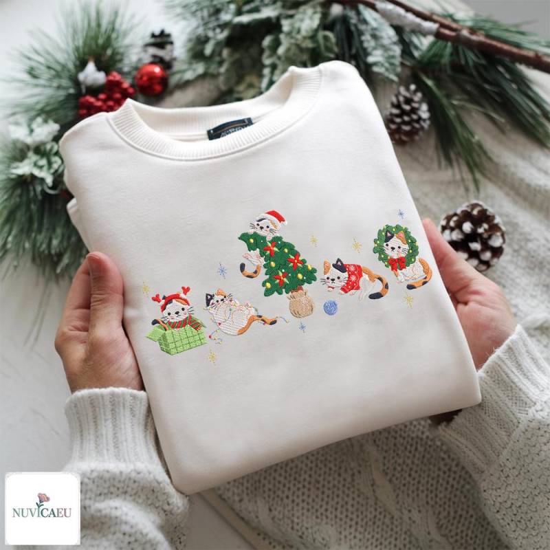 Gesticktes Weihnachts Katzenbaum Sweatshirt, Lustiges Cat Lover Stickerei Shirt, Unisex Pullover Geschenk Idee Winter Outfit von NuvicaEU