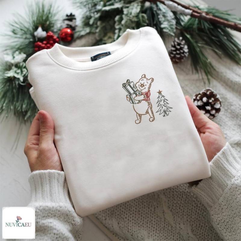 Gesticktes Weihnachtsbär Sweatshirt, Geschenk Bär T-Shirt, Winter Pullover, Unisex Shirt Mit Tannenbaum, Weihnachtskleidung Bestickt von NuvicaEU