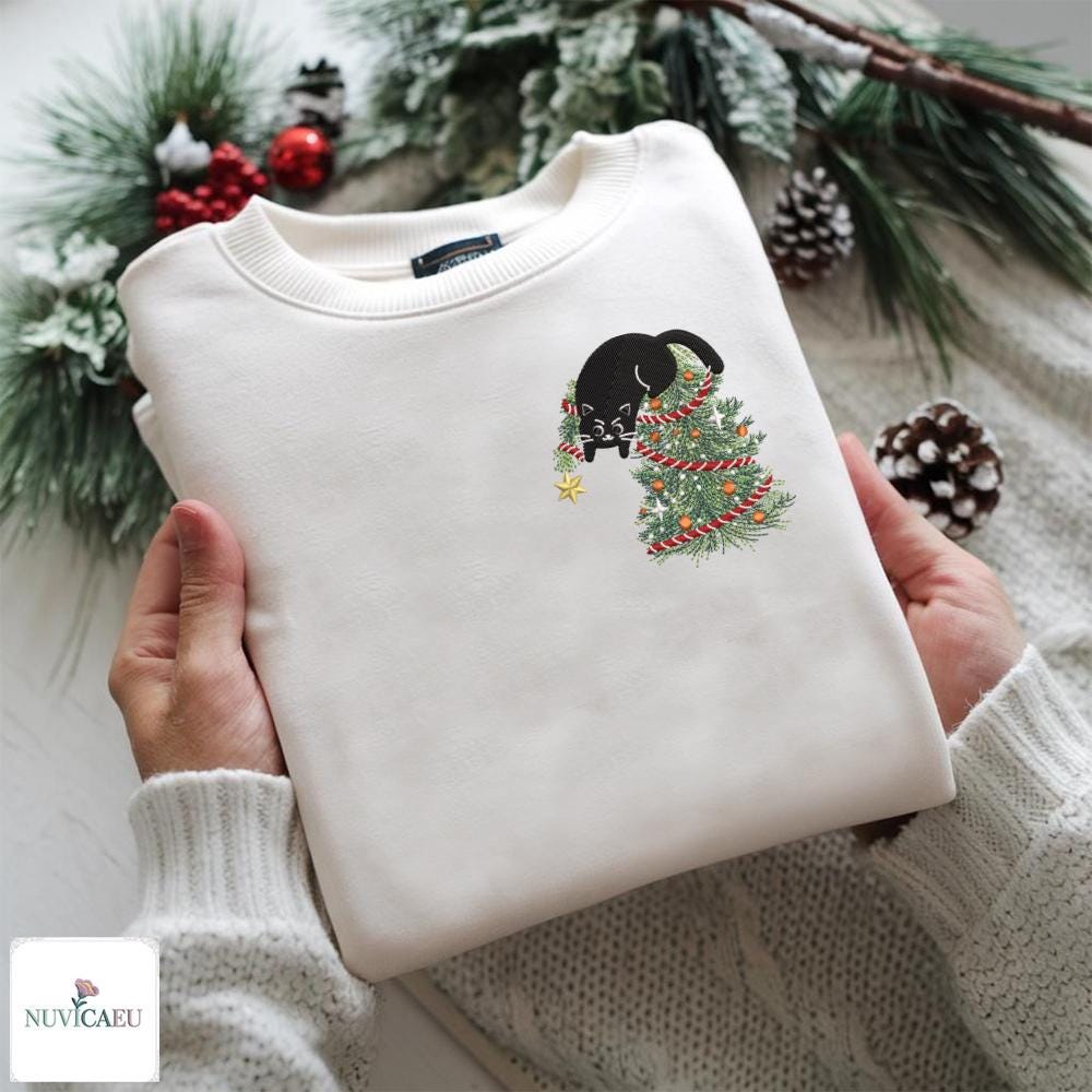 Gesticktes Weihnachtskatze Sweatshirt, Lustiges T-Shirt Mit Schwarzer Katze Und Weihnachtsbaum, Unisex Pullover, Winter Kleidung Bestickt von NuvicaEU