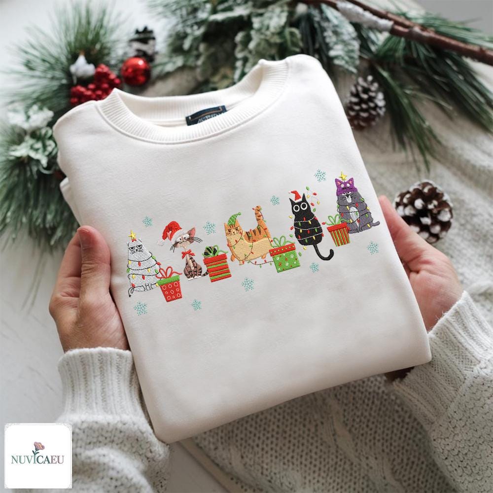 Gesticktes Weihnachtskatzen Sweatshirt, Katzen Mit Geschenken Pullover, Lustiges Katzenmotiv, Festliches Stickdesign, Winter Tiermotiv Gesticktes Weihnachtskatzen Sweatshirt, Katzen Mit Geschenken Pullover, Lustiges Katzenmotiv, Festliches Stickdesign, Winter Tiermotiv von NuvicaEU