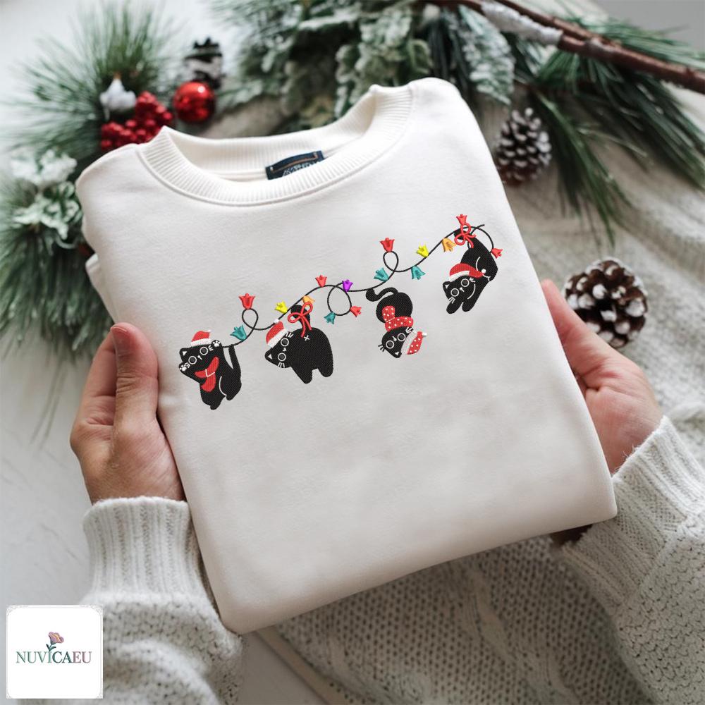 Gesticktes Weihnachtskatzen Sweatshirt, Lustiges T-Shirt Mit Hängemotiv, Hoodie Lichterkette Und Katzen, Geschenkidee Für Tierfreunde von NuvicaEU