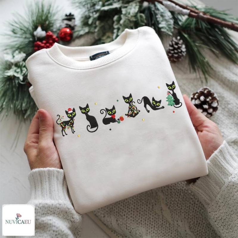 Gesticktes Weihnachtskatzen Sweatshirt, Schwarze Katze Stickerei Pullover, Xmas Tiermotiv Shirt, Geschenk Für Katzenliebhaber Gesticktes Weihnachtskatzen Sweatshirt, Schwarze Katze Stickerei Pullover, Xmas Tiermotiv Shirt, Geschenk Für Katzenliebhaber von NuvicaEU
