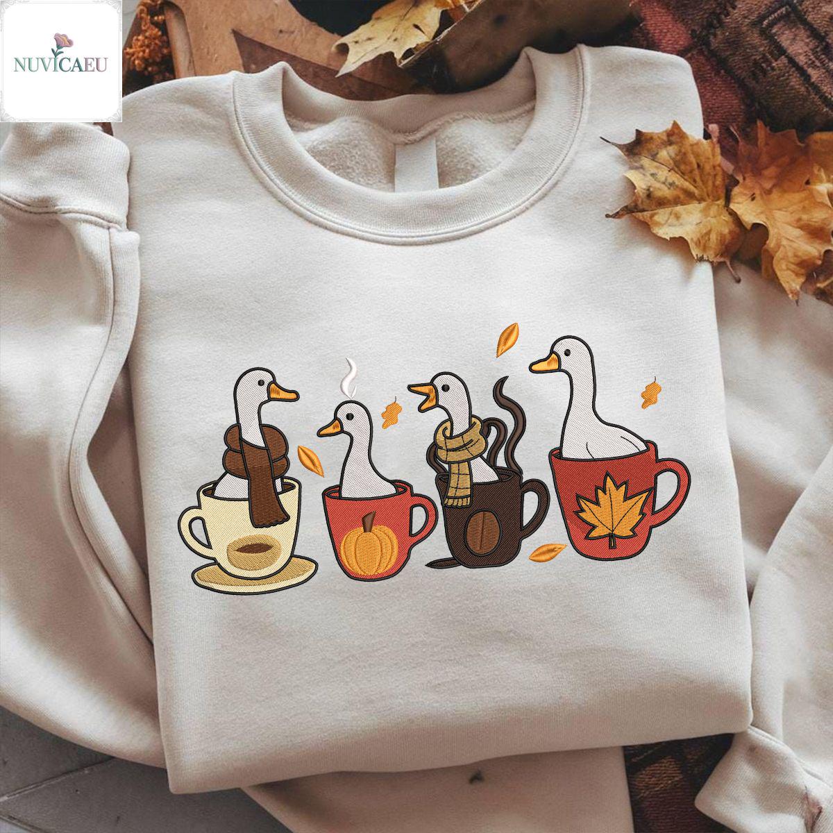 Herbst Gänse Sweatshirt, Bestickte in Tassen, Kaffee Pullover, Lustiges Tier Shirt, Geschenk, Cozy Autumn Sweater Herbst Gänse Sweatshirt, Bestickte in Tassen, Kaffee Pullover, Lustiges Tier Shirt, Geschenk, Cozy Autumn Sweater von NuvicaEU