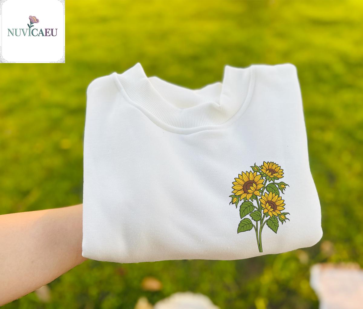 Sunflower Embroidery Shirt, Floral Embroidered Sweatshirt, Botanical Custom Sleeve Name, Nature Gift, Stickerei Blumen Sunflower Embroidery Shirt, Floral Embroidered Sweatshirt, Botanical Custom Sleeve Name, Nature Gift, Stickerei Blumen von NuvicaEU