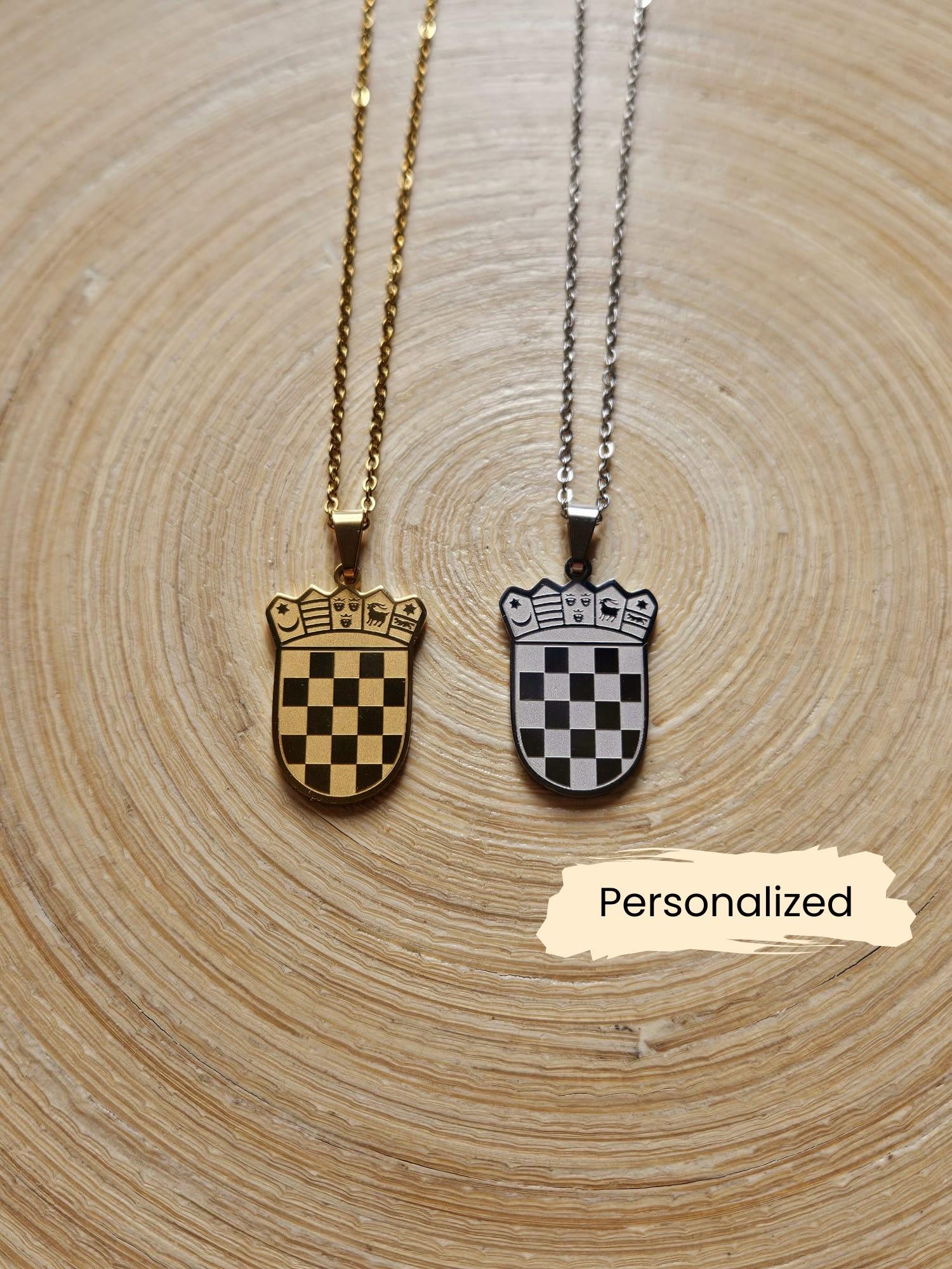 Personalisierte Kroatien Wappen Halskette - Croatia Coat Of Arms Necklace Edelstahl Anhänger Gold/Silber Gravur Auf Rückseite von NuvoraJewelry