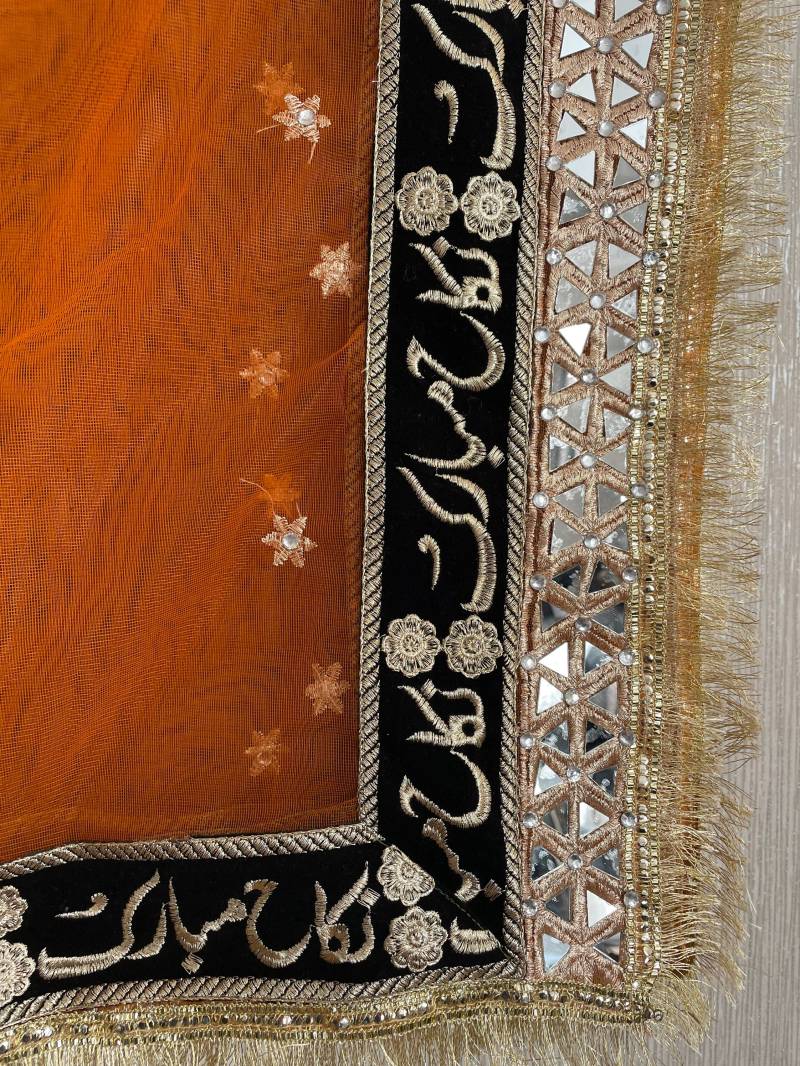 Wunderschöne Gestickte Nikah Dupata Qabool Haie Auf Netzmaterial von NuzeedTradersLtd