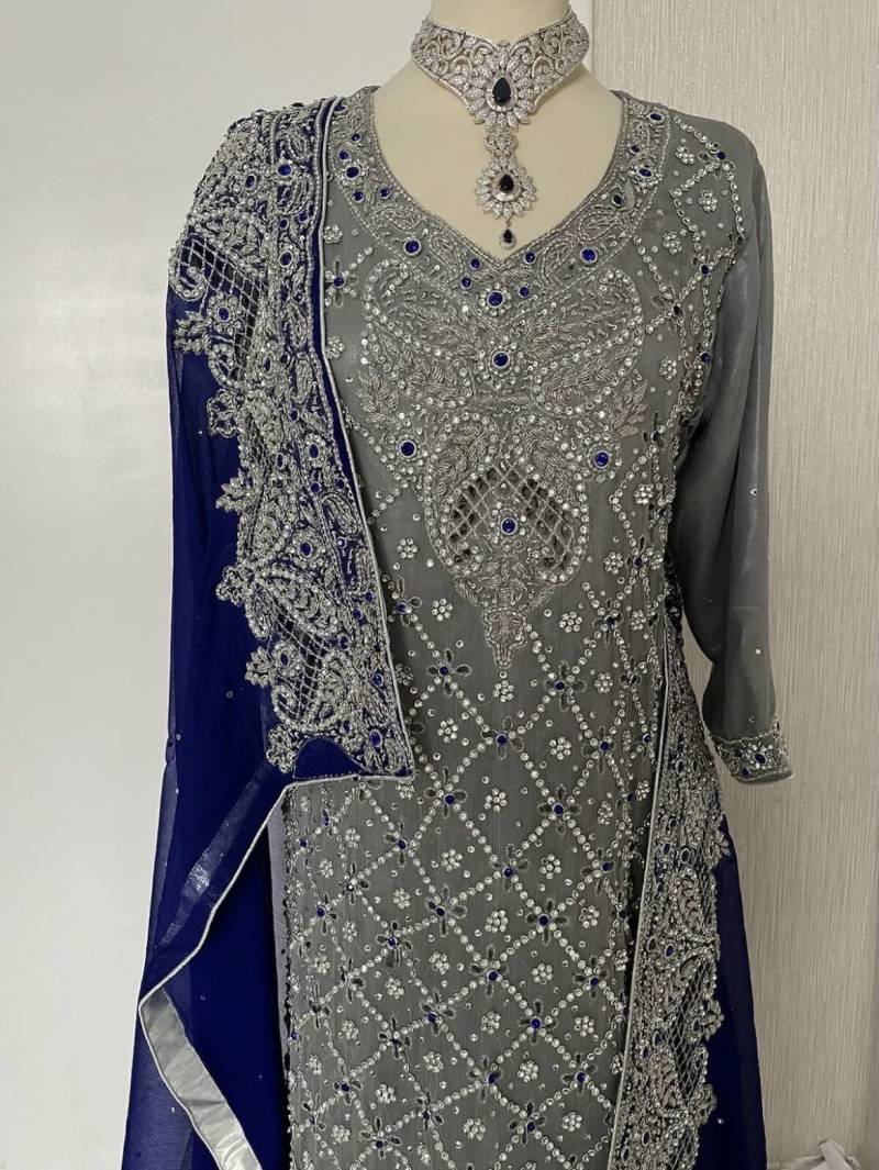 Wunderschönes 3Teiliges Maxikleid Aus Chiffon in Mittlerer Größe von NuzeedTradersLtd