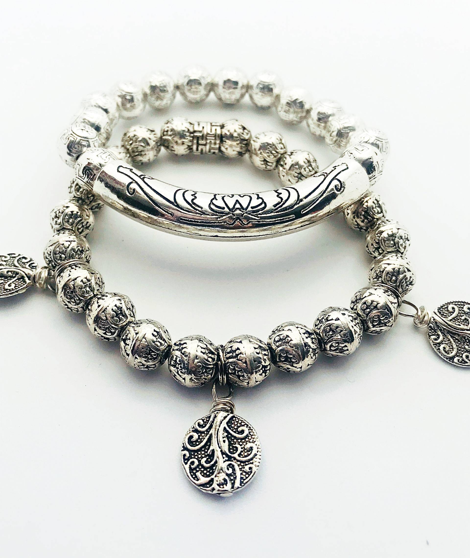 2 Antike Silber Charm-Armband, Stammes-Rohre, Stretch-Armband, Frauen Charme von Nxtlevelcollection