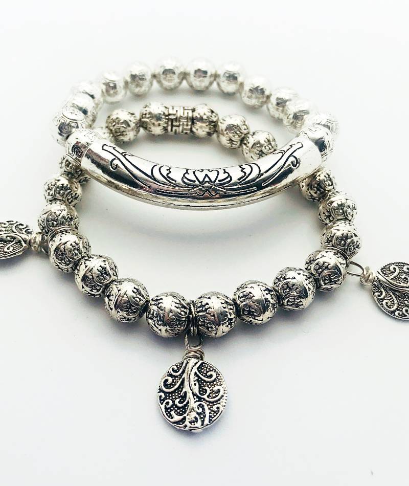 2 Antike Silber Charm-Armband, Stammes-Rohre, Stretch-Armband, Frauen Charme von Nxtlevelcollection