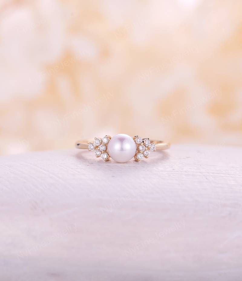 Einzigartiger Akoya Perle Verlobungsring, Diamant Cluster Ring, Zierliche 14K Gelbgold Hochzeit Brautring, Zarte Jubiläum Versprechen Ring von NyFineJewelry