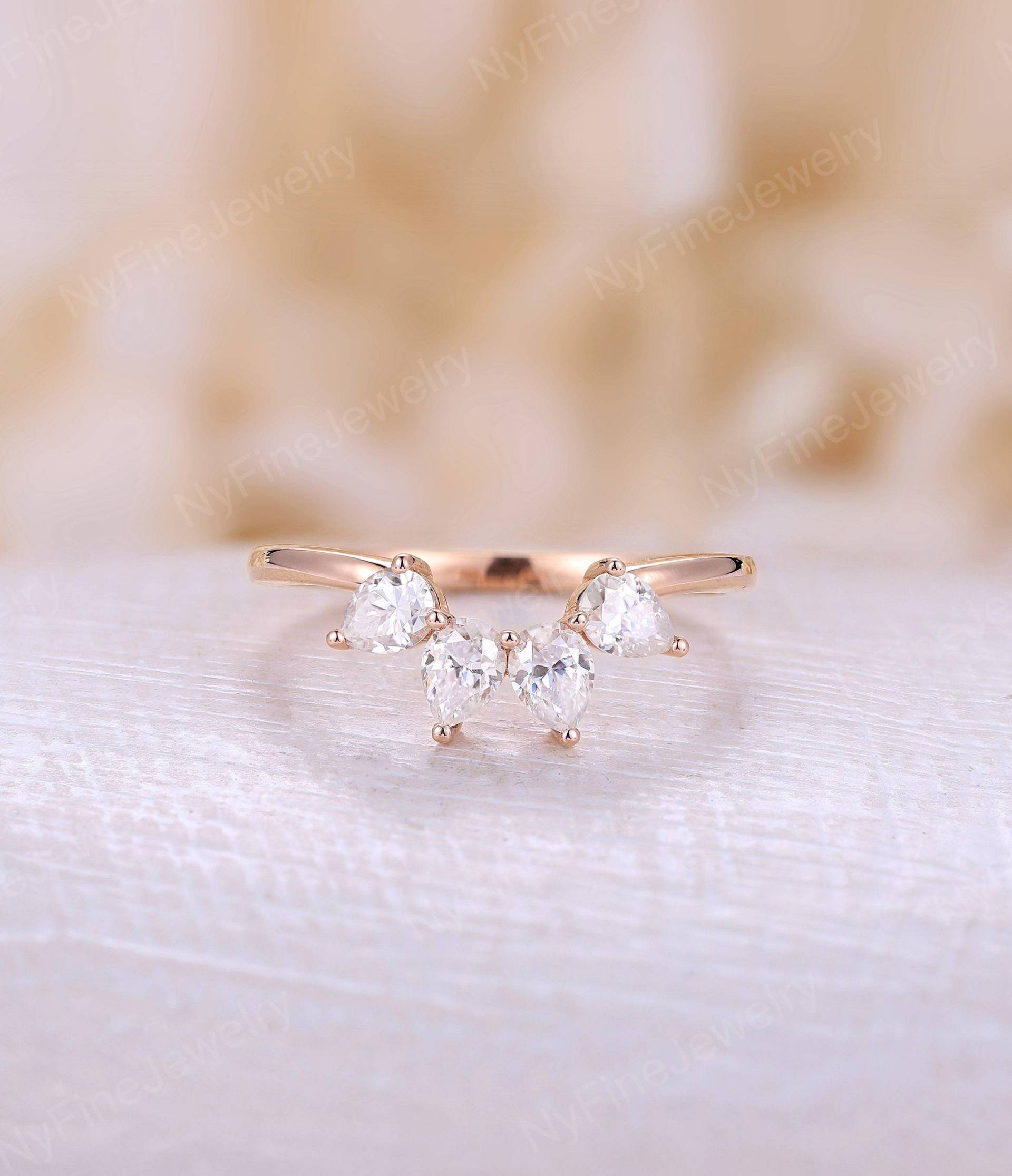 Antik Moissanit Rose Gold Ehering Gebogen Einzigartige Birne Diamant Band Vintage Art Deco Jubiläumsring von NyFineJewelry