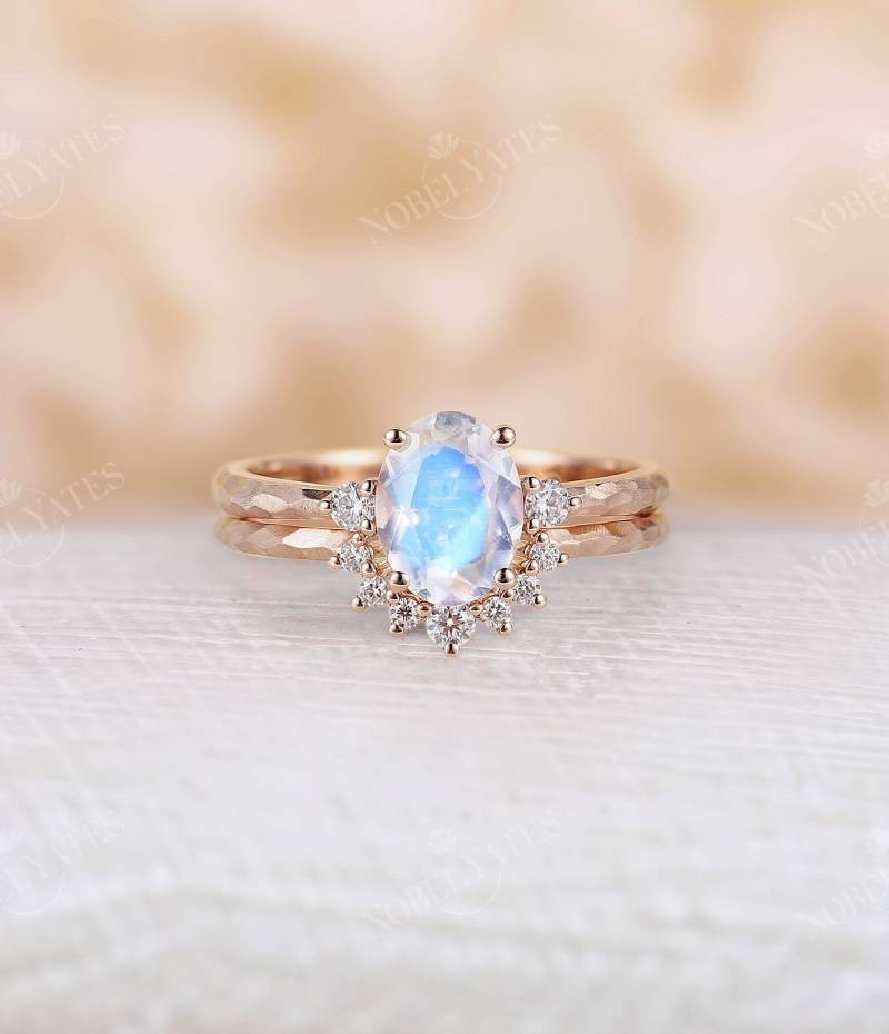 Antike Mondstein Verlobungsring Set Rosegold Einzigartiges Gehämmertes Design Brautring Moissanit Gebogen Passender Ehering Versprechensring von NyFineJewelry