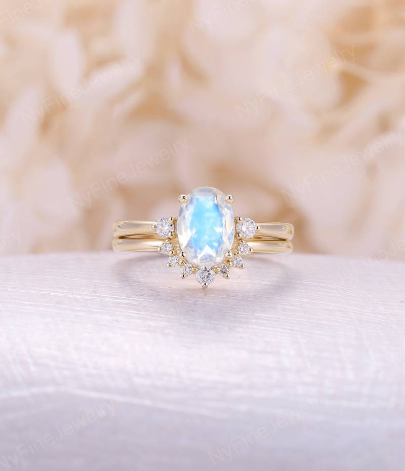 Antiker Mondstein Verlobungsring Set Gelbgold Ovalschliff Diamant Drei Steine Ring Gebogen Passender Ehering Brautschmuck Jahrestag von NyFineJewelry