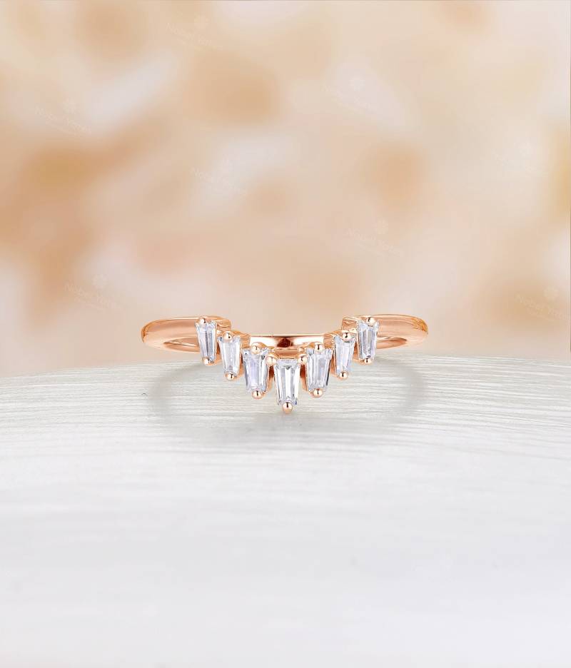 Antique Tapered Baguette Cut Cz Ehering Art Deco 14K Rose Gold Ring Curved Stacking Band Passender Jubiläum Brautband von NyFineJewelry