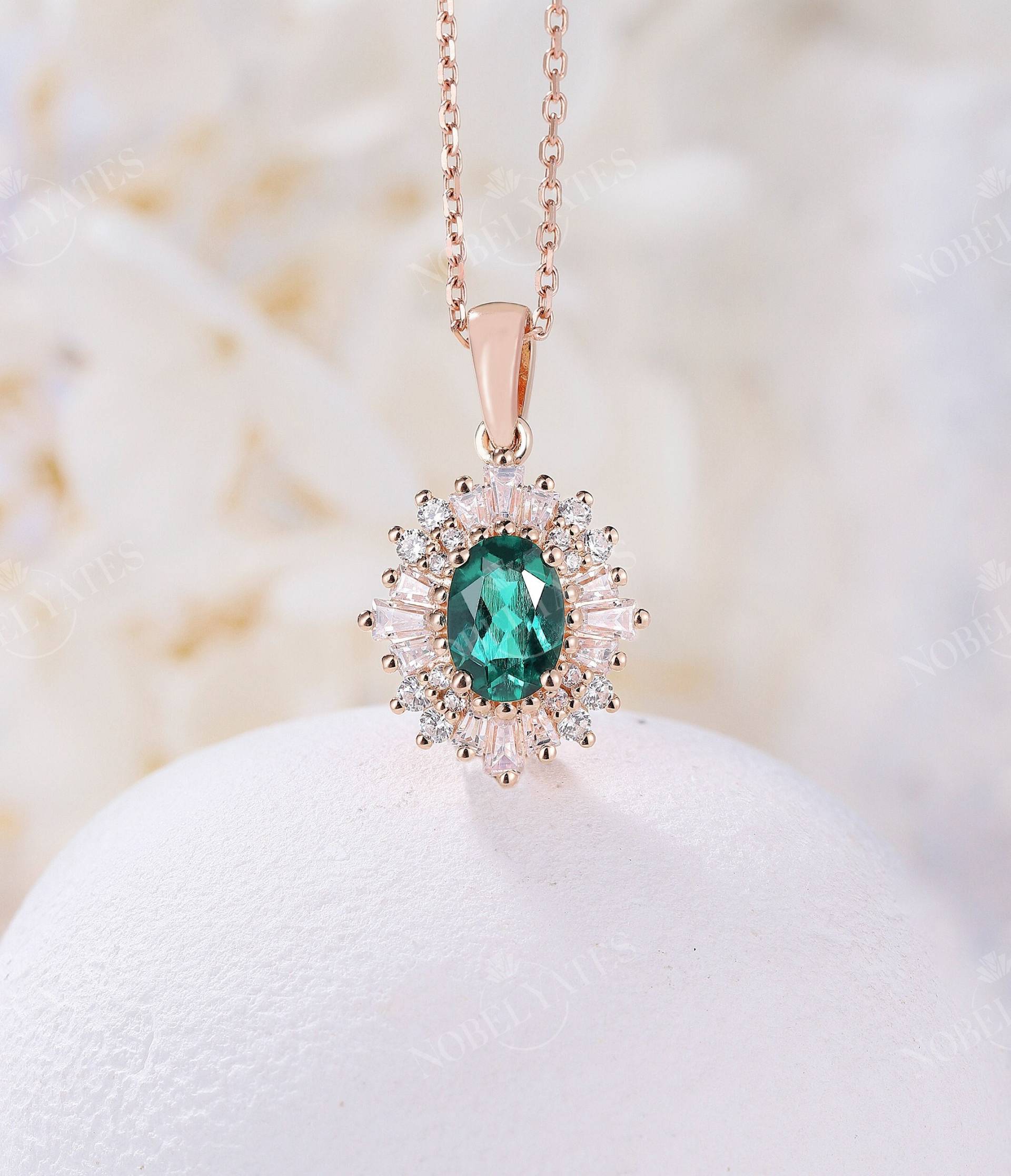 Art-Deco-Labor Smaragd Halskette Roségold Baguette Diamant Doppel-Halo-Halskette Oval Geschnittene Zacke Set Blumenhalskette Versprechen Jahrestag Art-Deco-Labor Smaragd Halskette Roségold Baguette Diamant Doppel-Halo-Halskette Oval Geschnittene Zacke Set Blumenhalskette Versprechen Jahrestag von NyFineJewelry