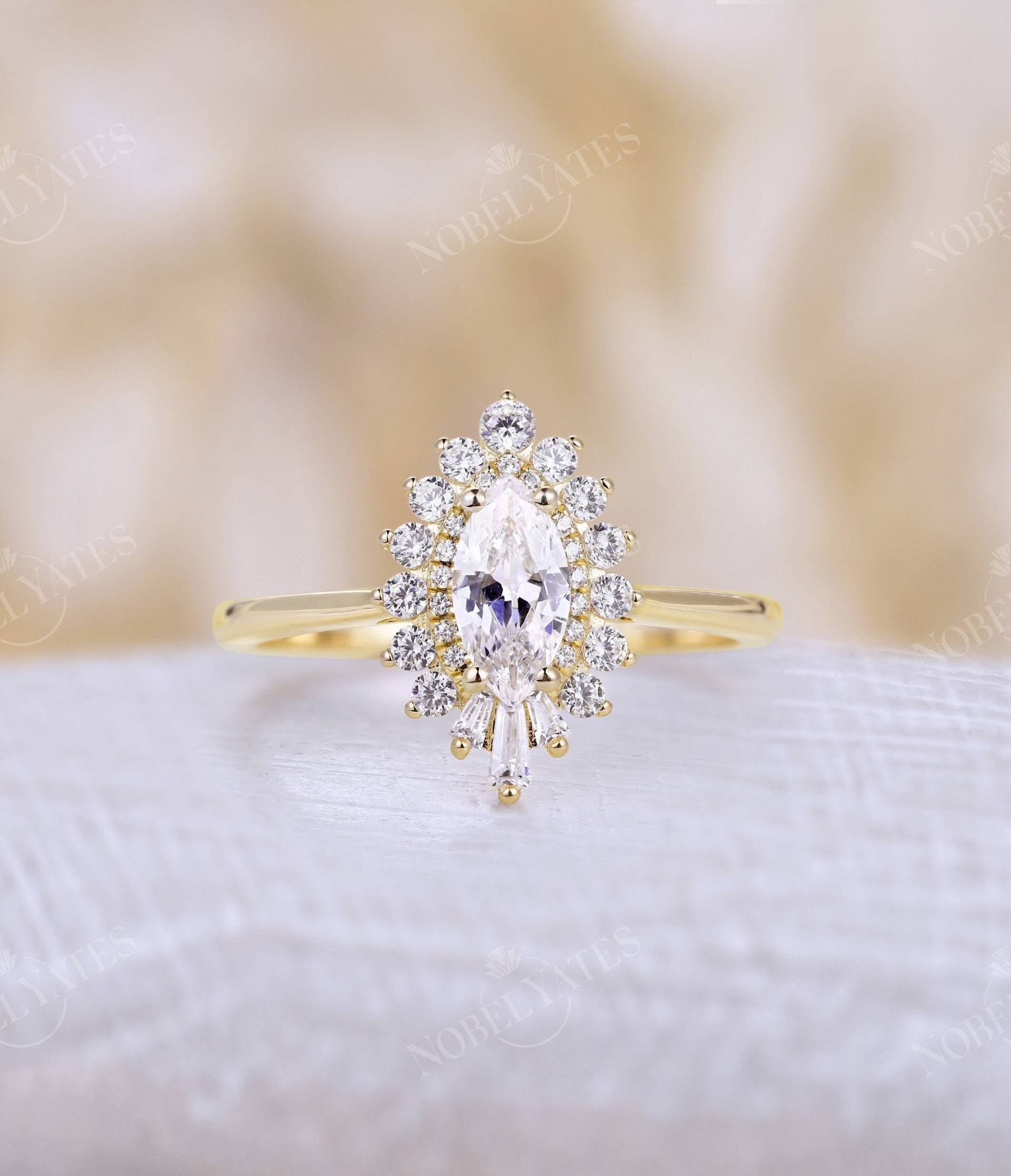 Art Deco Moissanit Verlobungsring Marquiseschliff Diamantring Cz-Ring Halo-Ring Unikatring Vintagering Gelbgoldring Jubiläumsring von NyFineJewelry