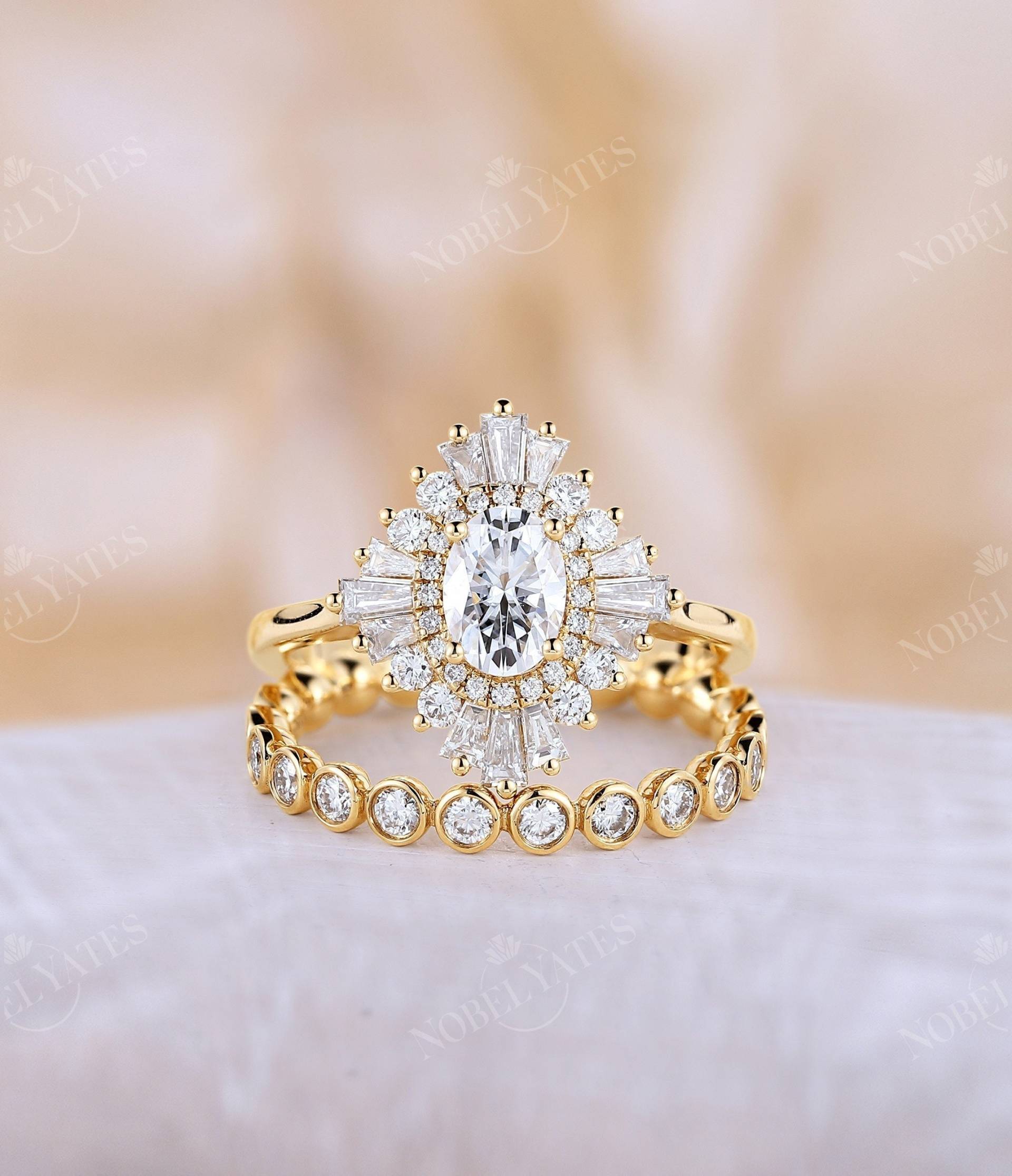 Art Deco Moissanit Verlobungsring Set Doppelter Halo Ring Gelbgoldring Diamantring von NyFineJewelry