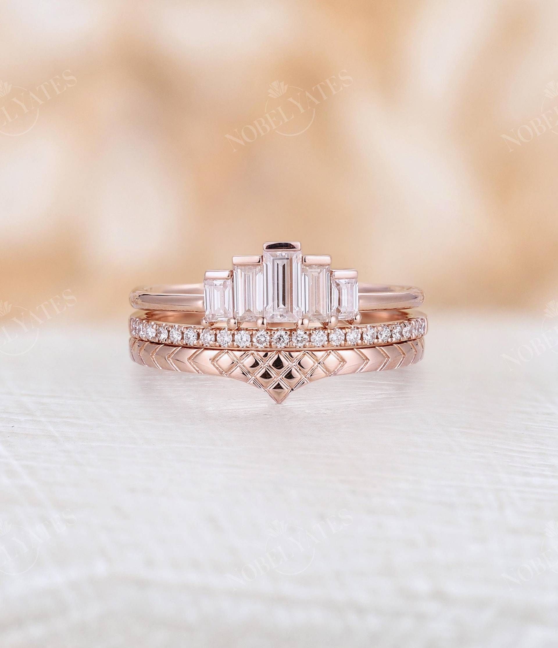 Art Deco Moissanit Verlobungsring Set Drei Stück Roségold Ring Zierlich Strukturband Halbe Eternity Band Hochzeit Braut von NyFineJewelry