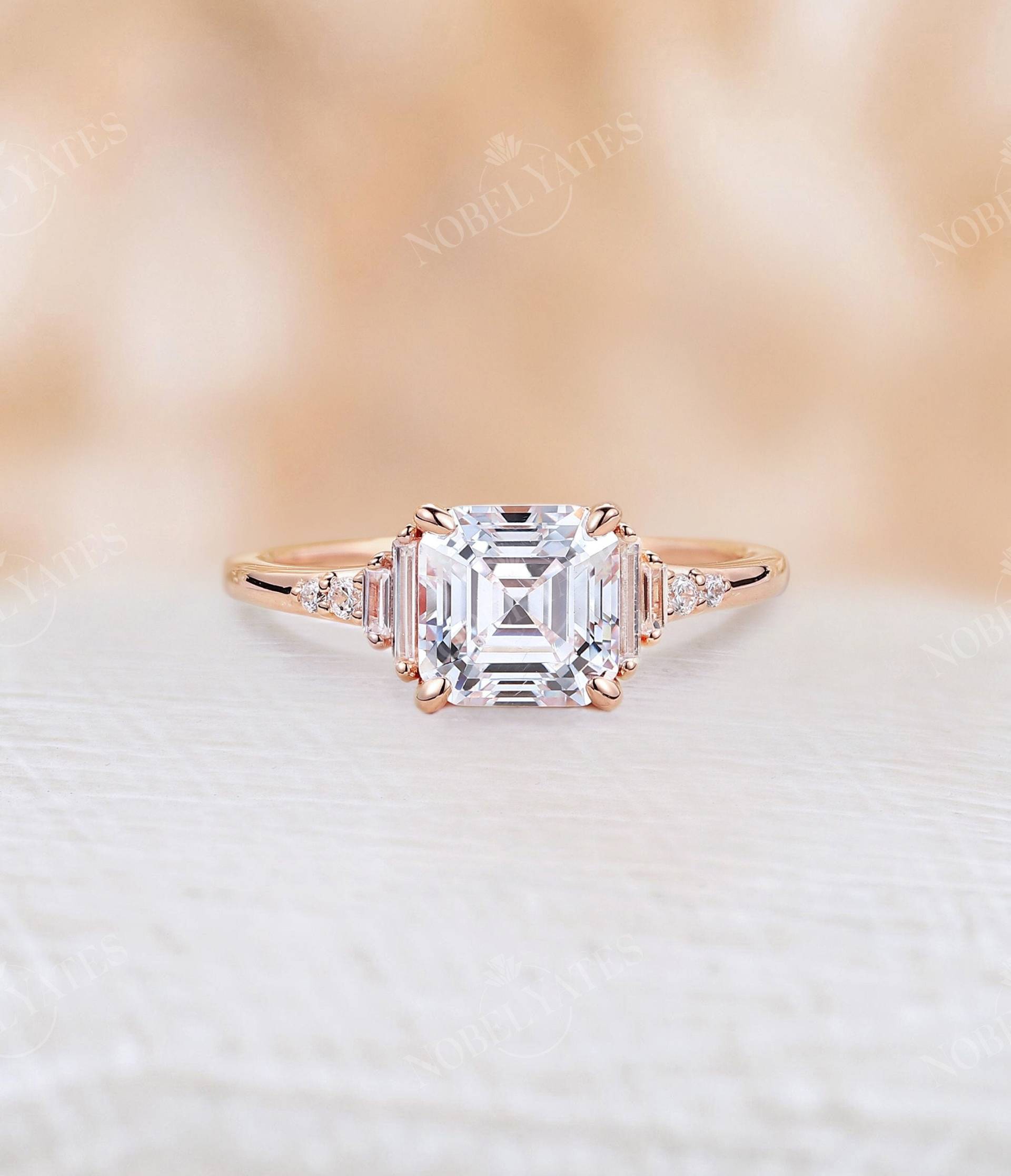 Art-Deco-Moissanite Verlobungsring Asscher Cut Rose Gold Prong Baguette Diamant Brautring Einzigartige Moissanite Hochzeitstag von NyFineJewelry